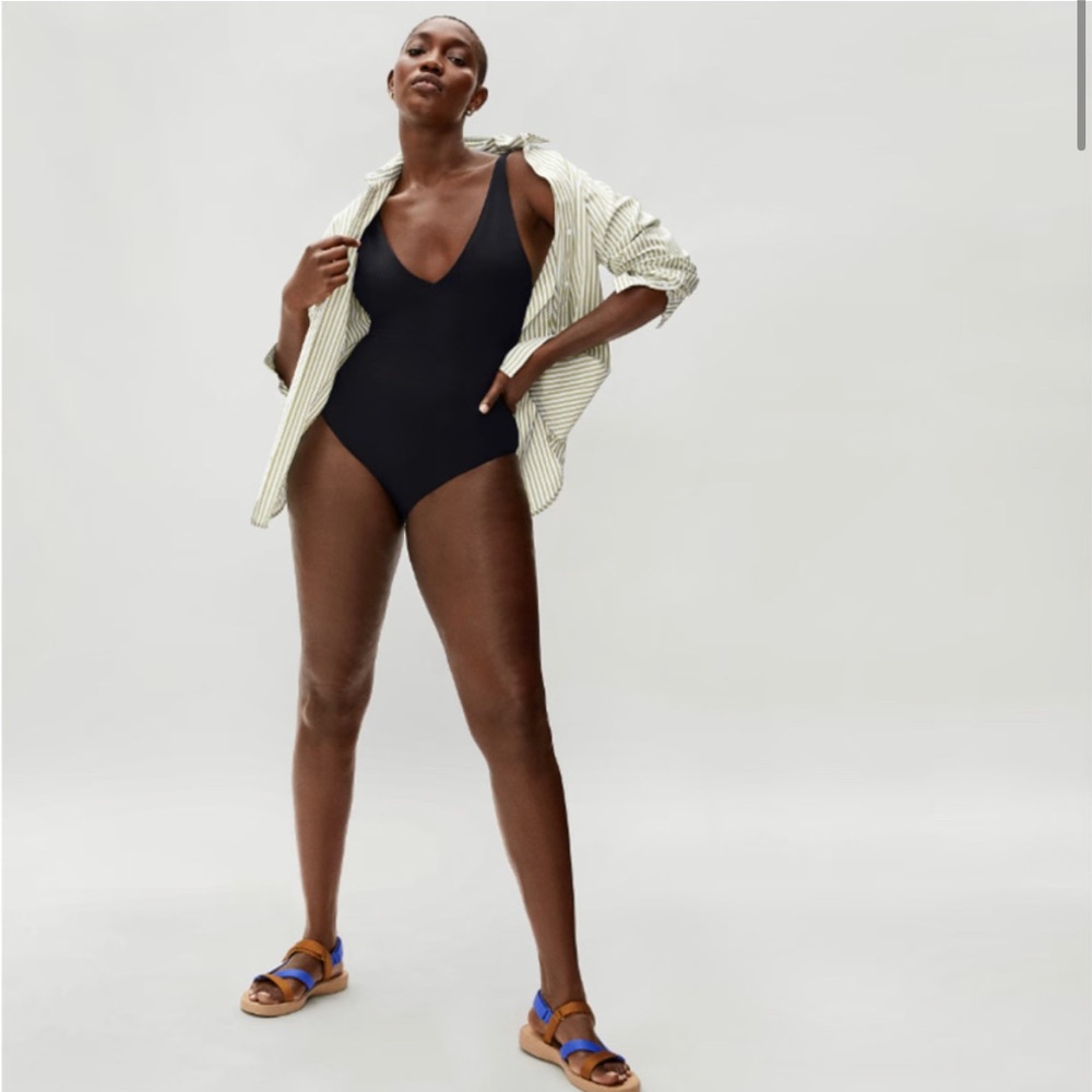 LIKE NEW Everlane The V-Neck One-Piece bathing suit swimwear swimsuit black XXS